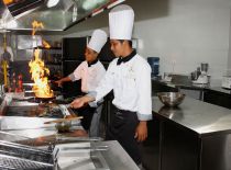 Villa Lataliana, Professional chef and kitchen