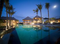 Villa Mary, Villa at Night