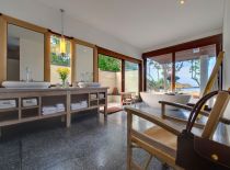 Villa Voyage, Master Bathroom