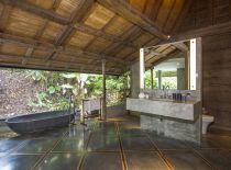 Villa Hansa, Master Bathroom